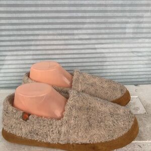 Acorn Women’s Cozy White and Brown Fuzzy Slippers Size 9.5-10.5